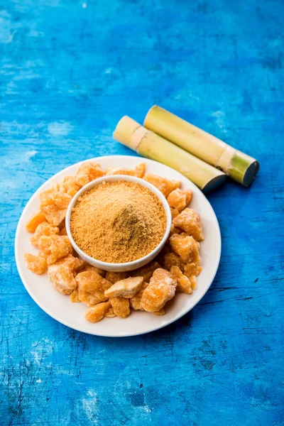 Organik Gur veya Jggery Toz konsantre şeker kamışı suyu elde rafine edilmemiş şekerdir. bir kase de servis edilir. seçici odaklama