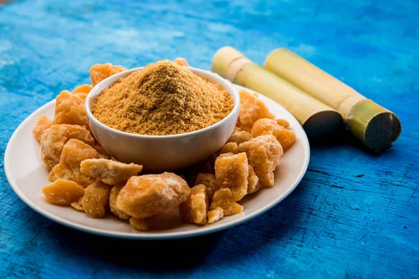 Organik Gur veya Jggery Toz konsantre şeker kamışı suyu elde rafine edilmemiş şekerdir. bir kase de servis edilir. seçici odaklama