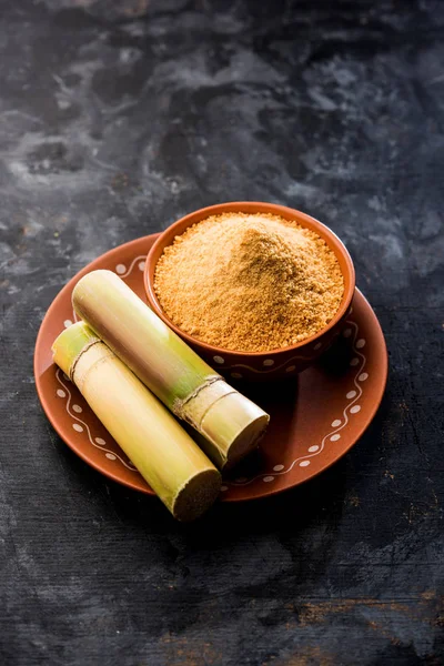 Organik Gur veya Jggery Toz konsantre şeker kamışı suyu elde rafine edilmemiş şekerdir. bir kase de servis edilir. seçici odaklama