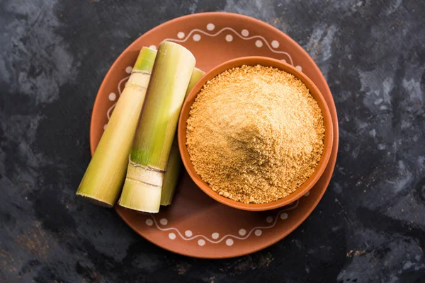 Organik Gur veya Jggery Toz konsantre şeker kamışı suyu elde rafine edilmemiş şekerdir. bir kase de servis edilir. seçici odaklama