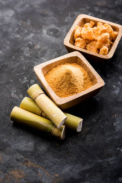 Organik Gur veya Jggery Toz konsantre şeker kamışı suyu elde rafine edilmemiş şekerdir. bir kase de servis edilir. seçici odaklama