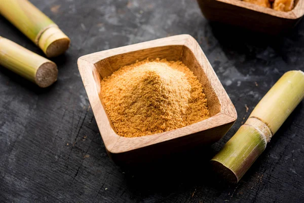 Organik Gur veya Jggery Toz konsantre şeker kamışı suyu elde rafine edilmemiş şekerdir. bir kase de servis edilir. seçici odaklama