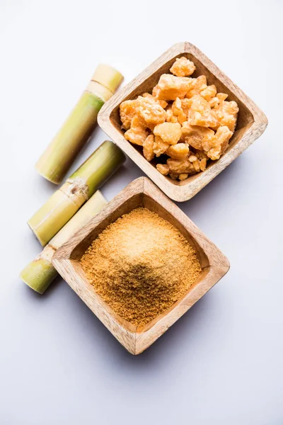 Organik Gur veya Jggery Toz konsantre şeker kamışı suyu elde rafine edilmemiş şekerdir. bir kase de servis edilir. seçici odaklama