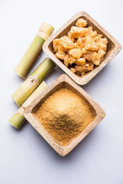 Organik Gur veya Jggery Toz konsantre şeker kamışı suyu elde rafine edilmemiş şekerdir. bir kase de servis edilir. seçici odaklama