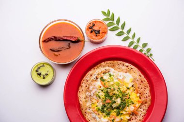 Yumurta Dosa popüler bir güney Hint olmayan vejetaryen kahvaltı veya yemek, sambar ve chutney ile servis edilir