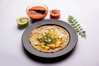Yumurta Dosa popüler bir güney Hint olmayan vejetaryen kahvaltı veya yemek, sambar ve chutney ile servis edilir