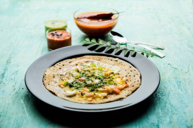 Yumurta Dosa popüler bir güney Hint olmayan vejetaryen kahvaltı veya yemek, sambar ve chutney ile servis edilir