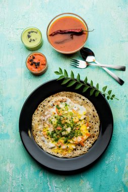 Yumurta Dosa popüler bir güney Hint olmayan vejetaryen kahvaltı veya yemek, sambar ve chutney ile servis edilir