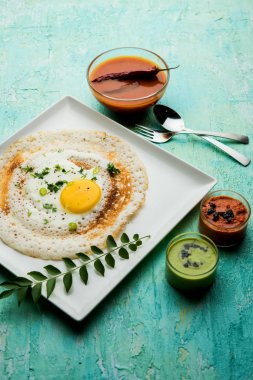 Yumurta Dosa popüler bir güney Hint olmayan vejetaryen kahvaltı veya yemek, sambar ve chutney ile servis edilir