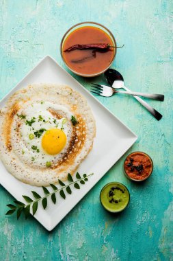 Yumurta Dosa popüler bir güney Hint olmayan vejetaryen kahvaltı veya yemek, sambar ve chutney ile servis edilir