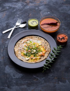 Yumurta Dosa popüler bir güney Hint olmayan vejetaryen kahvaltı veya yemek, sambar ve chutney ile servis edilir
