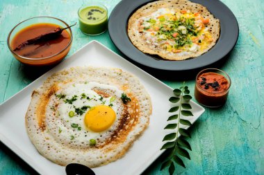 Yumurta Dosa popüler bir güney Hint olmayan vejetaryen kahvaltı veya yemek, sambar ve chutney ile servis edilir