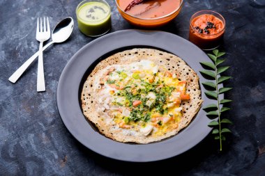 Yumurta Dosa popüler bir güney Hint olmayan vejetaryen kahvaltı veya yemek, sambar ve chutney ile servis edilir