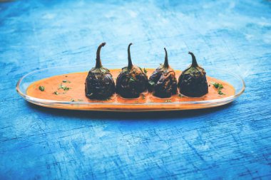 Baingan masala / Patlıcan / brinjal köri kase veya tavada servis, seçici odak