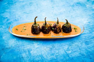 Baingan masala / Patlıcan / brinjal köri kase veya tavada servis, seçici odak