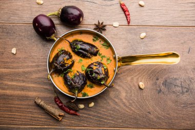 Baingan masala / Patlıcan / brinjal köri kase veya tavada servis, seçici odak