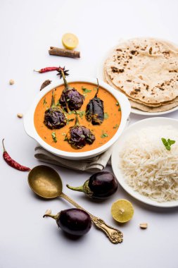 Baingan masala / Patlıcan / brinjal köri chapati ve pirinç, seçici odak ile servis