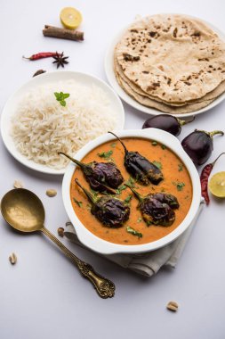 Baingan masala / Patlıcan / brinjal köri chapati ve pirinç, seçici odak ile servis