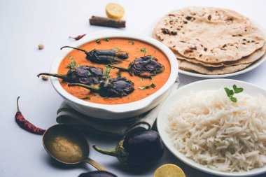 Baingan masala / Patlıcan / brinjal köri chapati ve pirinç, seçici odak ile servis