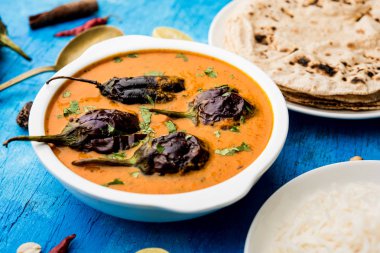 Baingan masala / Patlıcan / brinjal köri chapati ve pirinç, seçici odak ile servis
