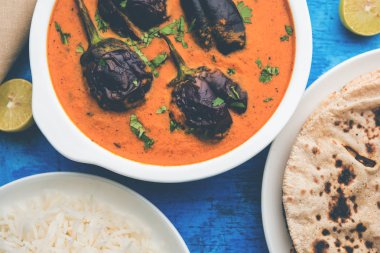 Baingan masala / Patlıcan / brinjal köri chapati ve pirinç, seçici odak ile servis