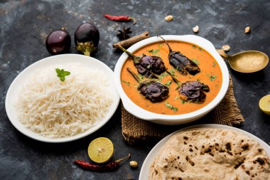 Baingan masala / Patlıcan / brinjal köri chapati ve pirinç, seçici odak ile servis