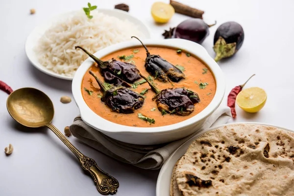 Baingan Masala Berinjela Curry Brinjal Servido Com Chapati Arroz Foco — Fotografia de Stock