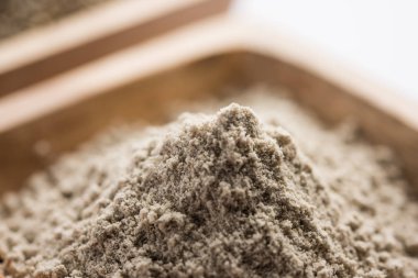 Bajra Atta/un inci darı küçük bir tahta kepçe ile bir kase içinde hizmet, seçici odak