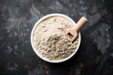 Bajra Atta/un inci darı küçük bir tahta kepçe ile bir kase içinde hizmet, seçici odak