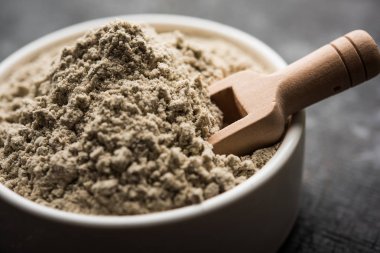 Bajra Atta/un inci darı küçük bir tahta kepçe ile bir kase içinde hizmet, seçici odak