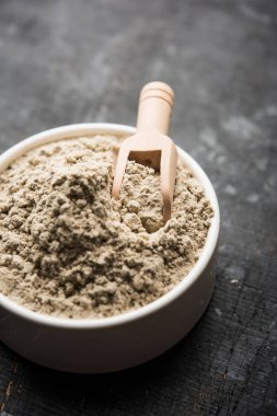 Bajra Atta/un inci darı küçük bir tahta kepçe ile bir kase içinde hizmet, seçici odak