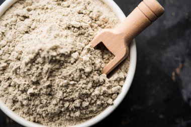 Bajra Atta/un inci darı küçük bir tahta kepçe ile bir kase içinde hizmet, seçici odak