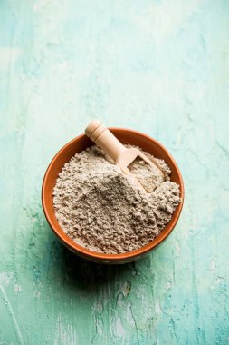 Bajra Atta/un inci darı küçük bir tahta kepçe ile bir kase içinde hizmet, seçici odak