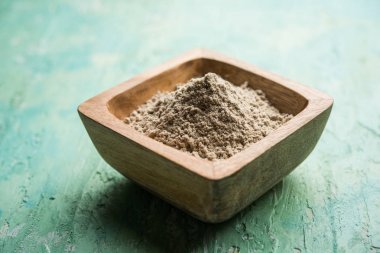 Bajra Atta/un inci darı küçük bir tahta kepçe ile bir kase içinde hizmet, seçici odak