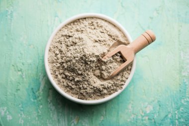 Bajra Atta/un inci darı küçük bir tahta kepçe ile bir kase içinde hizmet, seçici odak