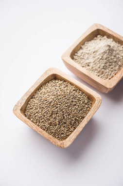 Bajra (inci darı)/sorgum taneleri ile un veya toz bir kase, seçici odak