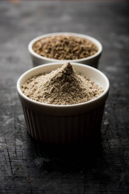 Bajra (inci darı)/sorgum taneleri ile un veya toz bir kase, seçici odak