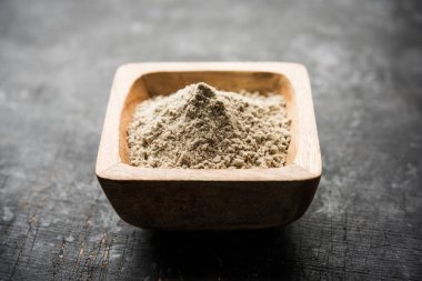 Bajra Atta/un inci darı küçük bir tahta kepçe ile bir kase içinde hizmet, seçici odak