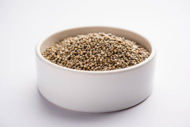 Pearl millet veya Bajra tohumları da sorgum olarak bilinen, bir kase, seçici odak