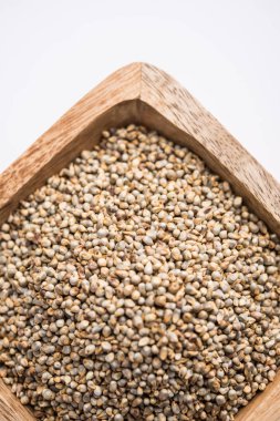 Pearl millet veya Bajra tohumları da sorgum olarak bilinen, bir kase, seçici odak