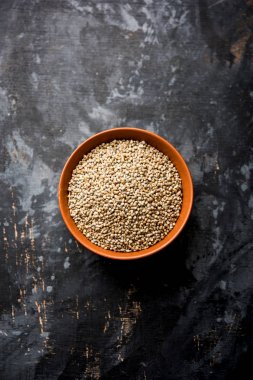 Pearl millet veya Bajra tohumları da sorgum olarak bilinen, bir kase, seçici odak