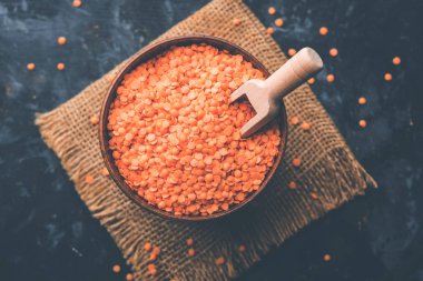 Kırmızı lentil veya Lal masoor ki dal bir kase, seçici odak