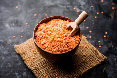 Kırmızı lentil veya Lal masoor ki dal bir kase, seçici odak