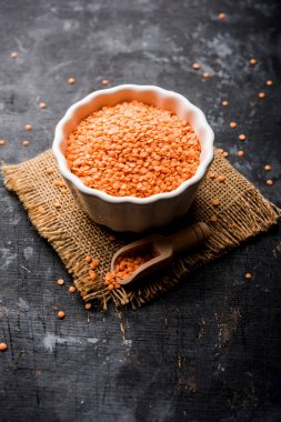 Kırmızı lentil veya Lal masoor ki dal bir kase, seçici odak