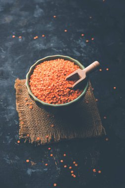 Kırmızı lentil veya Lal masoor ki dal bir kase, seçici odak