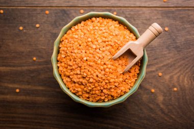 Kırmızı lentil veya Lal masoor ki dal bir kase, seçici odak