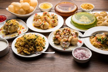 Bombay sohbet gıda grubu golgappa / panipuri, bhel-puri, sev-poori, dahipuri, Ragda pattice, raj kachori vb seçici odak içerir