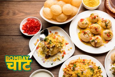 Bombay sohbet gıda grubu golgappa / panipuri, bhel-puri, sev-poori, dahipuri, Ragda pattice, raj kachori vb seçici odak içerir