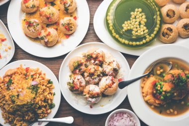 Bombay sohbet gıda grubu golgappa / panipuri, bhel-puri, sev-poori, dahipuri, Ragda pattice, raj kachori vb seçici odak içerir
