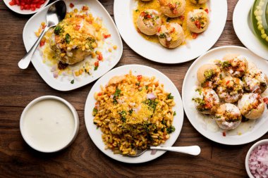 Bombay sohbet gıda grubu golgappa / panipuri, bhel-puri, sev-poori, dahipuri, Ragda pattice, raj kachori vb seçici odak içerir